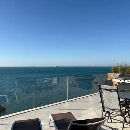 Seaside Apartment *